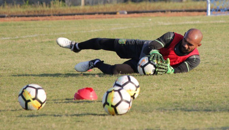 Kiper Persebaya Berharap Bertahan Hingga Musim Depan