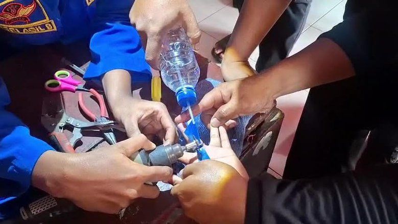 Damkar Mojokerto Selamatkan Jari Gadis yang Tersangkut Engsel Jendela