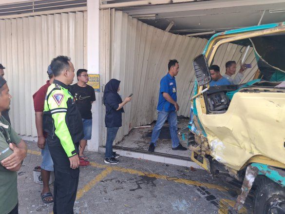 Truk Vs Truk Tabrakan di Madiun, Tiga Orang Luka