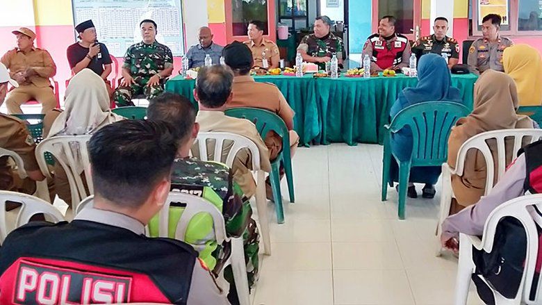 Dandim 0817/Gresik dan Kasat Shabara Polres Gresik Turun ke Desa Jawab Keresahan Kades