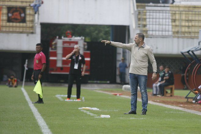 Jamu Persebaya, Dejan Antonic Ingatkan Pemain MU Nikmati Pertandingan