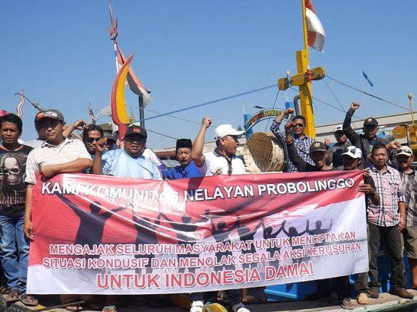 Nelayan Probolinggo Deklarasi Damai Putusan MK dari Atas Kapal Motor