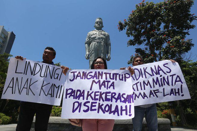 Wali Murid Korban Kekerasan Kasek SMKN 1 Wadul ke Patung Gubernur Suryo