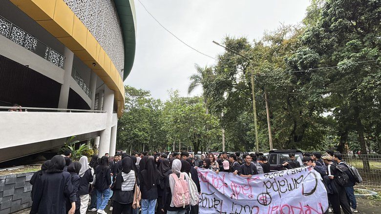 Mahasiswa UNEJ Demo Tuntut Audit UKT, Rektorat Akui Kendala Sistem
