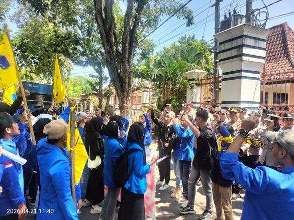 Demo PMII Sampang Soroti Tambang Ilegal, Warga Terdampak Debu hingga Jalan Rusak