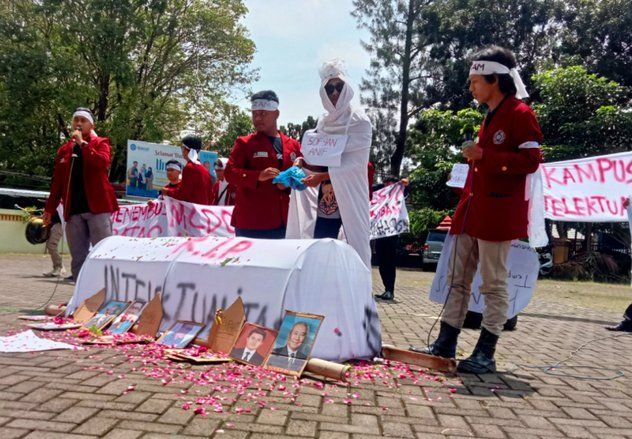 Mahasiswa Tuntut Rektor Universitas Muhammadiyah Madiun Dicopot