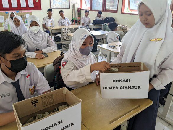 Siswa SD dan SMP di Mojokerto Salat Gaib dan Galang Donasi untuk Korban Gempa Cianjur
