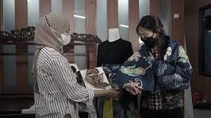 Di Tangan Nabila, Limbah Dupleks Menjadi Alat Cap Batik