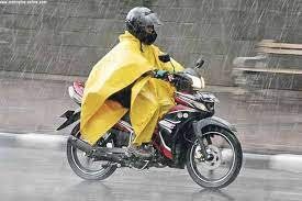 Jas Hujan Ponco Disarankan Tidak Digunakan Saat Naik Motor, Ini Alasannya