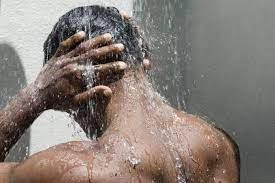 Tidak Selalu Negatif, Ini Manfaat Mandi pada Malam Hari