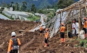 Update Longsor Bandung Barat, Tim SAR Evakuasi 85 Kantong Jenazah