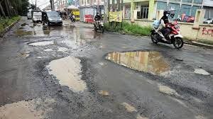 Sering Melintasi Jalan Berlubang Saat Naik Motor, Ini yang Harus Diwaspadai 