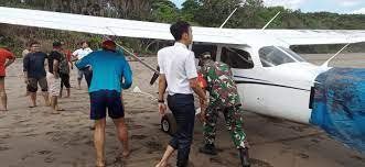 Mesin Bermasalah, Pesawat latih Mendarat Darurat di Pantai Ngagelan Banyuwangi