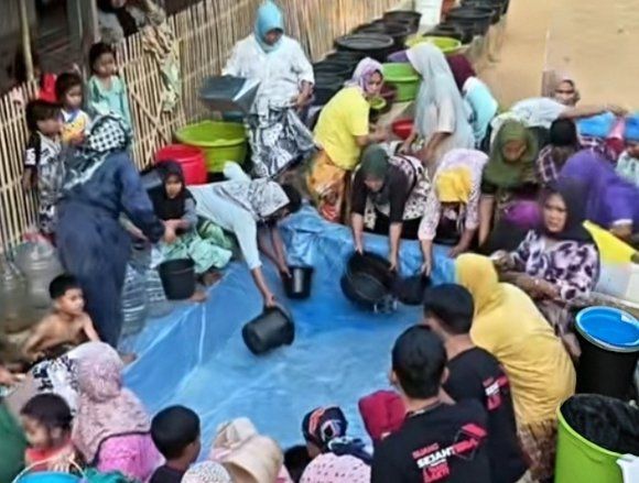 Kekeringan di Sampang Meluas, Organisasi Nirlaba Salurkan Air Bersih

 