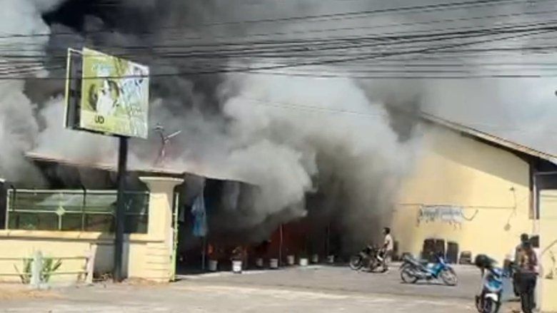 Ditinggal Salat Jumat, Dua Toko di Paiton Probolinggo Terbakar