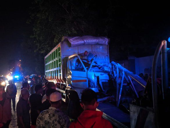 Pengemudi dan Kernet Tewas dalam Laka Tunggal di Mojokerto