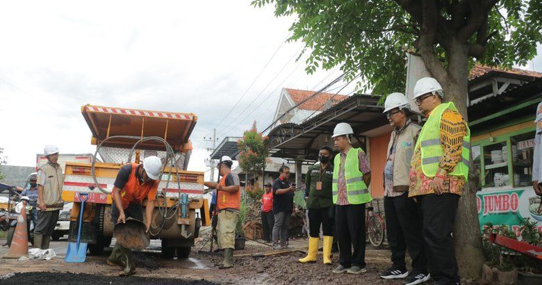 <strong>Persiapan Arus Mudik Lebaran, Jalan Rusak di Kabupaten Probolinggo Diperbaiki</strong>  