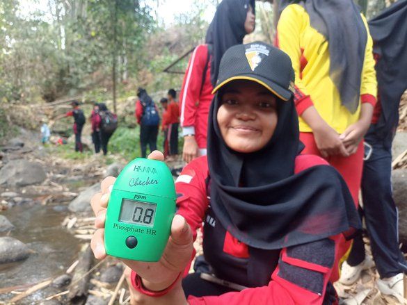 ECOTON Uji Kualitas Air Sungai Gogor Jombang, Temukan 20 Partikel Mikroplastik