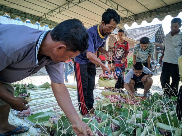 Warga Ponorogo Ciptakan <em>Encek</em> untuk Bungkus Daging Kurban 
