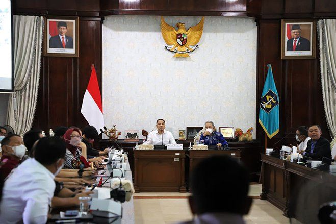 Bersama Tim Ahli, Eri Cahyadi Bahas Capaian Layanan Kepala PD dan Camat