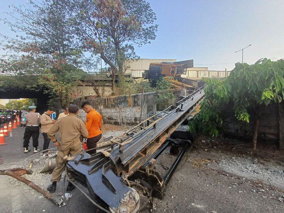 Eskavator Terguling di Jalan HR Muhammad Surabaya, Listrik Padam dan Lalu Lintas Tersendat
 