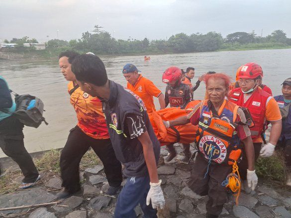 Jenazah Pria Misterius Mengapung di Sungai Brantas Mojokerto