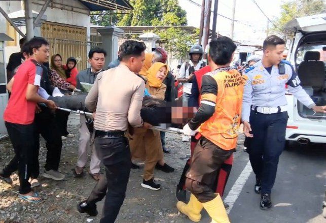 Honda Scoopy Tabrak Pohon di Mojokerto, Satu Meregang Nyawa