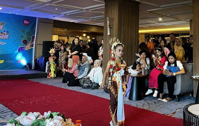Fashion Show Golden Generation Angkat Semangat Pelestarian Budaya