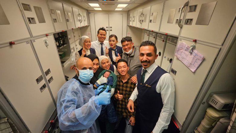 Momen Perawat asal Jember Tangani Persalinan Darurat di Pesawat Jeddah-Jakarta