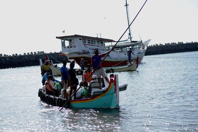 Aktivitas Niaga Warga Kepulauan Madura di Pelabuhan Situbondo 