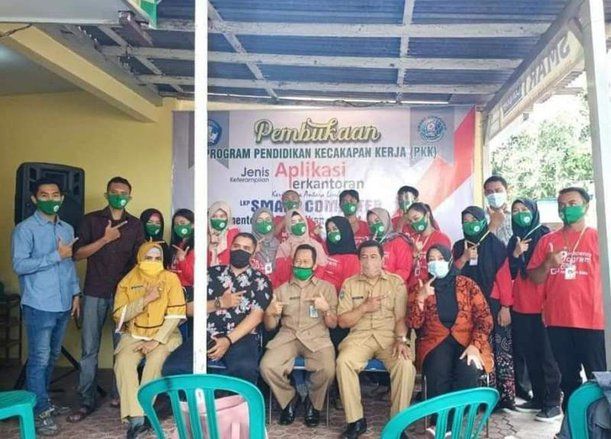 Foto dengan Simbol Dua Jari, Bawaslu Situbondo akan Klarifikasi ASN