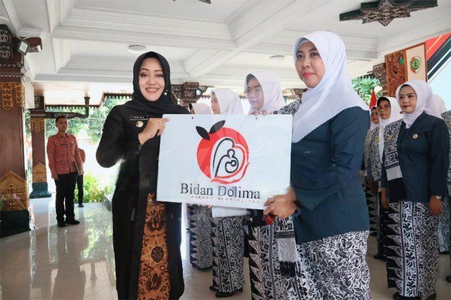 Kukuhkan 42 Bidan Delima, Ini Pesan Bupati Mojokerto Ikfina