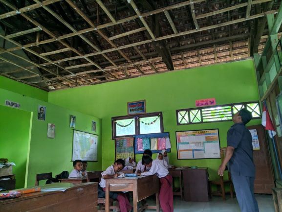 Plafon dan Atap SD di Ponorogo Kondisinya Memprihatinkan