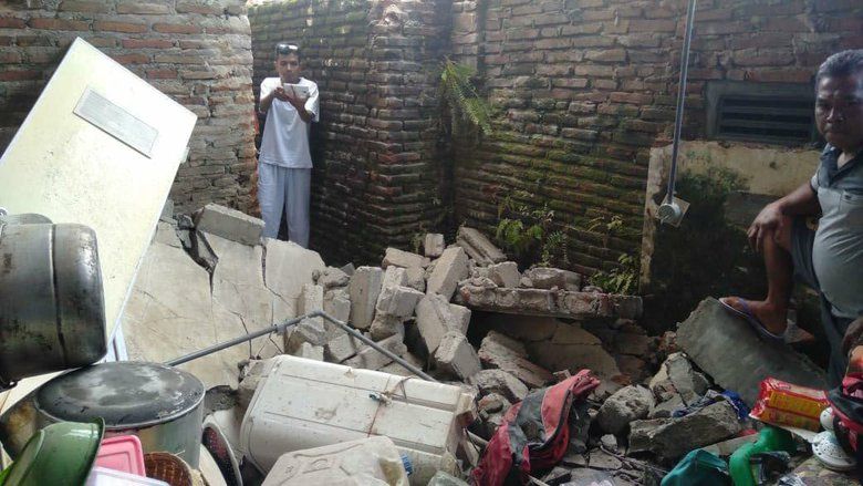 Rumah Warga Blitar Roboh Terdampak Gempa Bumi