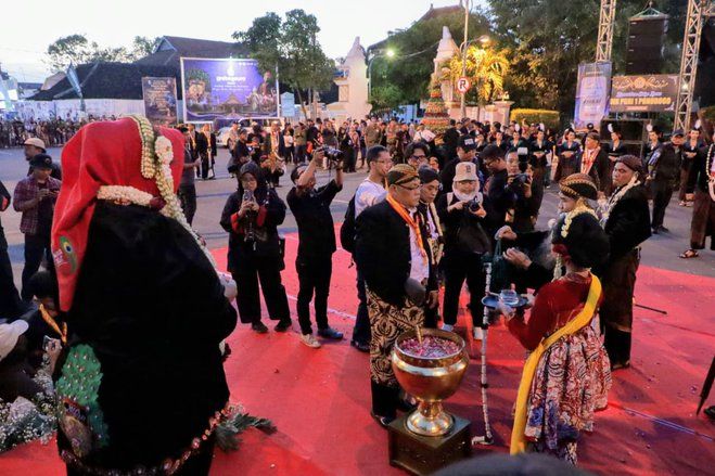 Ribuan Warga Serbu Kirab Pusaka Grebeg Suro Ponorogo, Berebut Air Jamasan dan Gunungan Hasil Bumi
