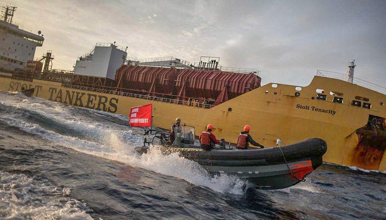 Enam Aktivis Greenpeace Ditahan Tanker CPO di Teluk Cadiz