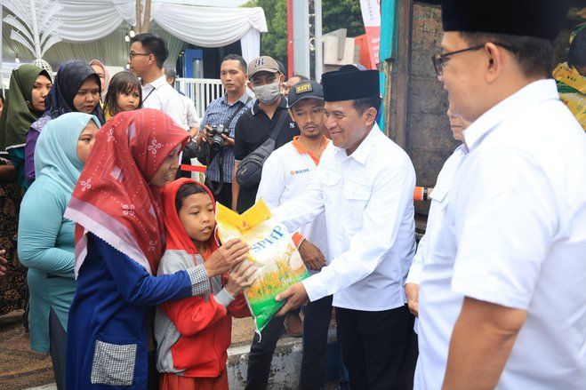 Safari Ramadan, Pemprov Jatim Gelar Pasar Murah dan Bagi Bantuan Sosial