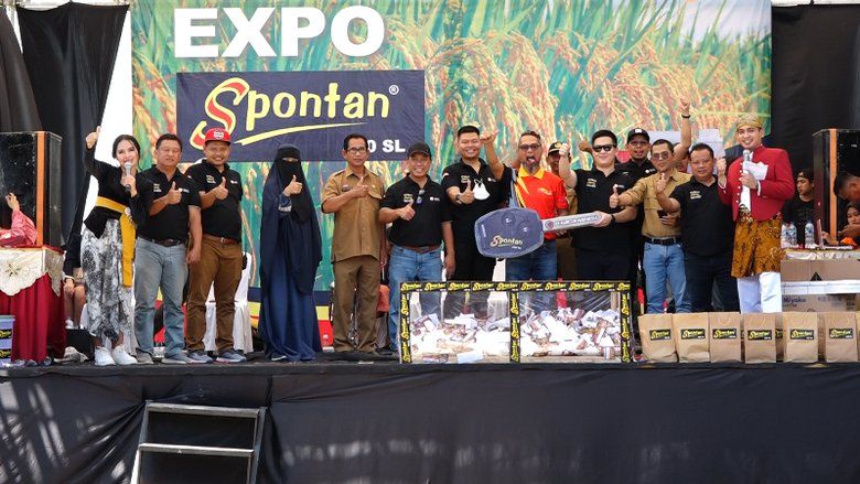 Temani Petani Selama 27 Tahun, Spontan 400 SL Bagikan Hadiah Mobil Bagi Petani 