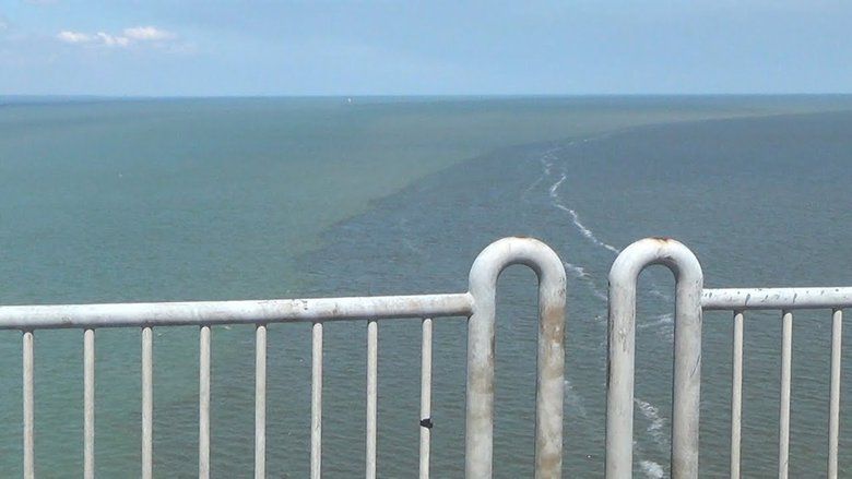 Air Laut di Selat Madura Terbelah