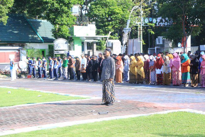 ASN dan Pelajar di Kota Probolinggo Kenakan Pakaian Adat di Upacara Hardiknas 2023