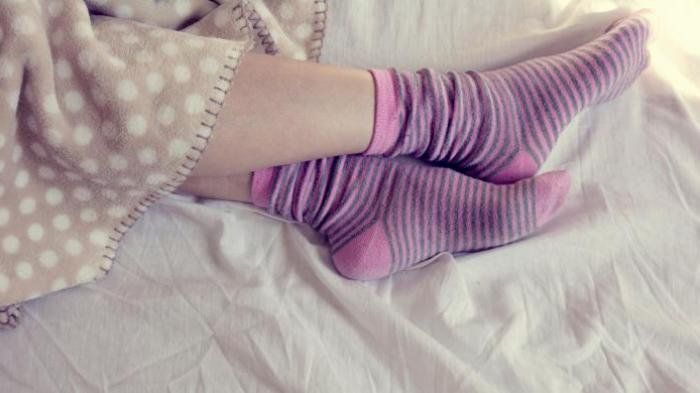 Sederet Manfaat Tidur Pakai Kaos Kaki Basah