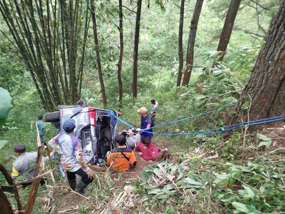 Innova Terjun ke Jurang di Jalur Pacet, Dua Penumpang Meninggal Dunia