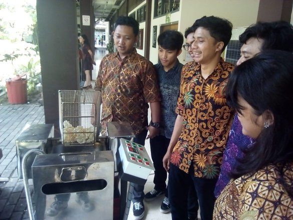Mahasiswa UKWMS Membuat Inovasi Penggorengan Otomatis untuk UMKM