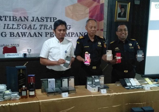 Bea Cukai Juanda Tegah 76 iPhone 11 dan 90 Miras