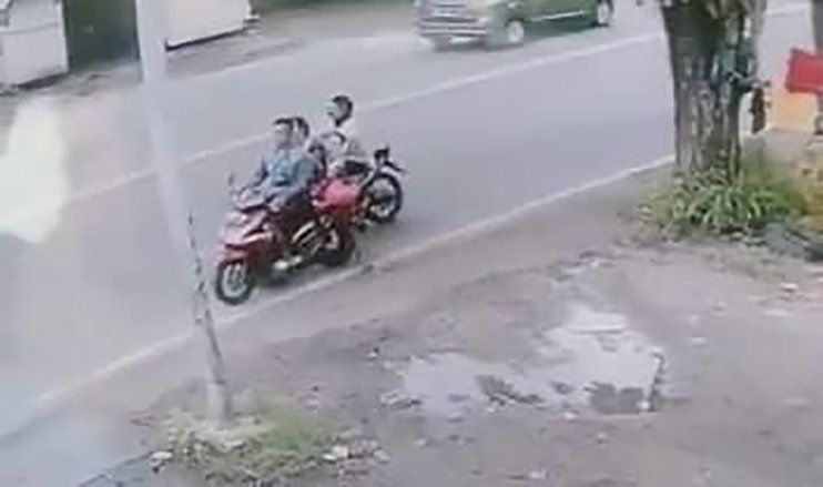 Bandit Jalanan di Mojokerto Jambret Kalung Bos Cuci Mobil, Ini Wajah Pelaku yang Terekam CCTV