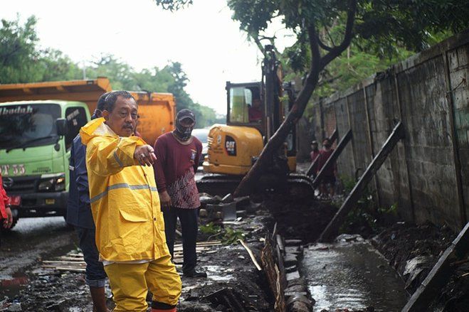Saluran di Kawasan Jalan Dupak Rukun dan Tanjung Sari Dinormalisasi