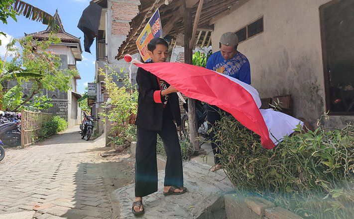 Guru di Ponorogo Bagikan 77 Bendera Merah Putih Gratis
