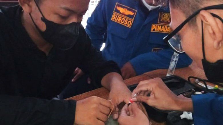 Bengkak Terjepit Cincin, Santri Datangi Kantor Damkar Gresik