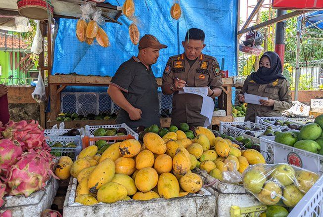 Kembalikan Fungsi Jalan, Diskopukmperindag Kota Mojokerto Lakukan Penataan Pedagang