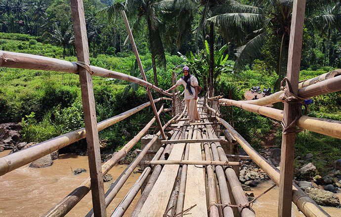Terisolasi, Warga Desa Ponorogo Ini Swadaya Bangun Jembatan Senilai Rp 120 Juta